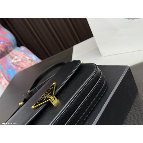 2023.11.06 185 folding box ⚠️ Size 21.13 Prada PRADA Underarm Bag is adorable! With her strength, she is a fashionable and refined girl with a simple yet sophisticated texture