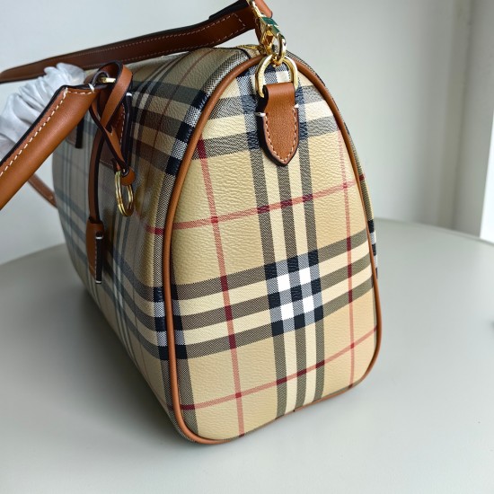 2024.03.09p600 Burberry stand up design, decorated with Bur plaid, paired with leather wrapped padlocks and luggage tags. Size: 30 x 15 x 21cm