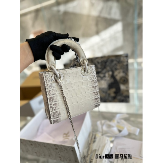 On October 7, 2023, the P400Diorlady Himalayan crocodile skin princess bag is made of 600 round bright cut diamond armor and features a Nile crocodile body. Unique style, just these diamonds can brighten your eyes! Diamonds are a stunning and stunning fir