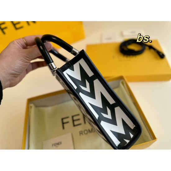 2023.10.26 P175 (box size): 1318FENDI Fendi's latest co branded Marc Jacobs score pack is made of printed leather material, adorned with black and white Fendi. By crossbody or hand, very limited edition ‼ : ‼ A very versatile black and white classic, pers