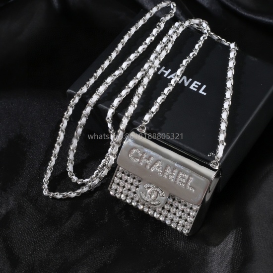 On July 23, 2023, Xiaoxiang Chanel's new bag necklace counter was synchronized with the launch of a new dual C necklace. The exquisite craftsmanship created the original consistent brass material