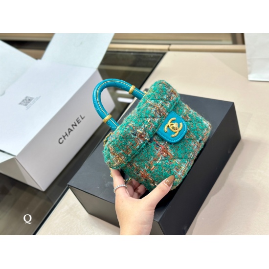 On October 13, 2023, 240 comes with a foldable box size of 15.13cm. I really like Chanel's new square box bag! The design of the handle that falls in love at first sight is truly adorable ❤️！ Not too much detail, not too much, just right!