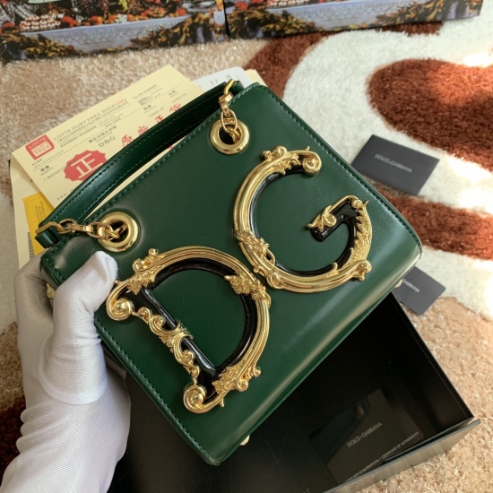 20240319 P650 [Dolce Gabbana] Style number: 5180 Top level original order ➰ The delicate handmade series of crossbody bags are made of imported raw materials. The front is embellished with resin bottom, plated with real gold DG logo. The front flip is cov