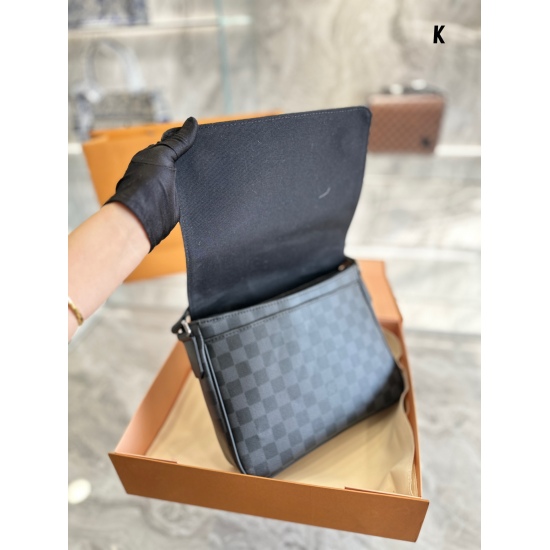 2023.10.1 PVC p230Lv/OUTDOOR Postman Bag Specification: L26.0xH20.0xW10.5cm Men's Bag Recommendation~Iv Outdoor Postman Bag is a must-have for commuting bags. I really recommend this one, it can be cross slung, one shoulder, can also be used as a chest ba