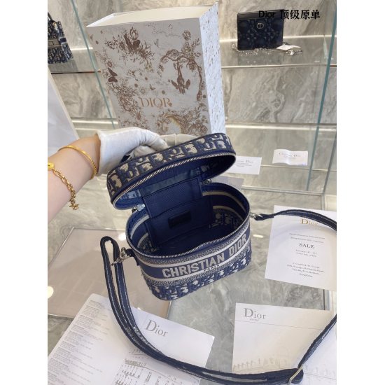 On October 7, 2023, Dior Dior Embroidery Makeup Bag p305 is recommended today as a self use Dior Dior makeup bag or handbag. It still continues the design style commonly used by Moodio Dior recently, which is black presbyopia pattern. Bringing a retro sty