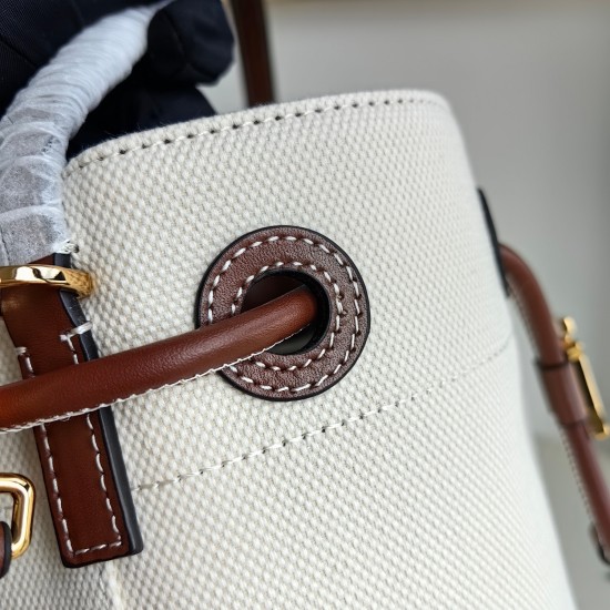 2024.03.09p680 Burberry Bur bucket bag, lightweight and exquisite, cute and has a good capacity. It is a white brown bucket bag, measuring 16x 26 x 26cm