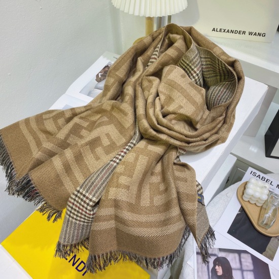 On May 5th, 2023, the latest version of the FENDI counter, Super Love, is a lightweight scarf made from checkered cashmere fabric and decorated with the Prince of Wales checkered pattern on the back, creating a large feeling in minutes; Fringe details are