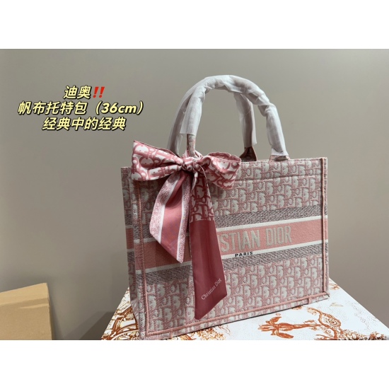 2023.10.07 Large P170 box ⚠️ Size 41.31 medium P165 with box ⚠️ Size 36.28 Small P155 with box ⚠️ Size 27.21 Dior Canvas Tote Bag Book Tote Classic classic atmosphere without losing personality Any combination can be easily controlled is a must-have item 