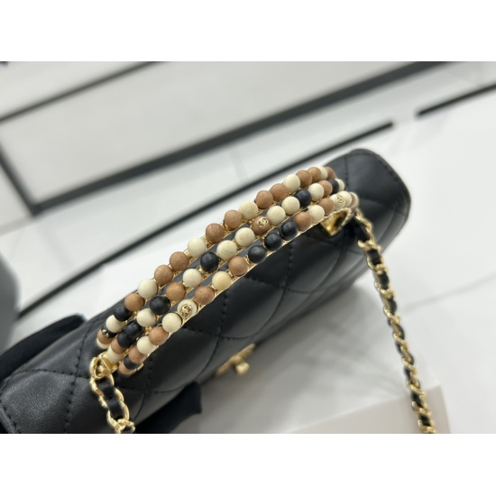P860A96008 Chanel 23A Wooden Bead Handle Woc Handicraft Workshop Series features exquisite chocolate brown handles that are too high-end. The wooden bead handle is truly super exquisite, and the small beads are also embedded with a metal logo. The bag has