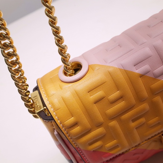 2024/03/07 p1160 [FENDI Fendi] New iconic Baguette medium chain handbag, made of soft Nappa leather material, decorated with three-dimensional texture FF pattern and contrasting diagonal stripe print. Decorated with FF buckle. Featuring a front flip, Napp