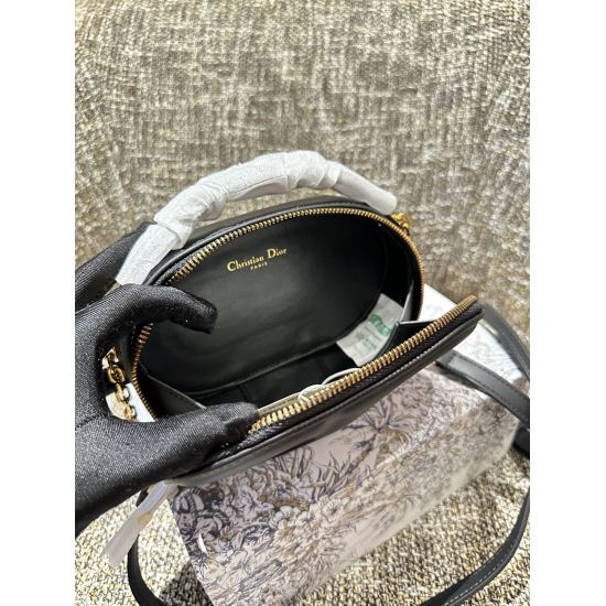 On October 29, 2023, the P295CD Signature camera bag was thought to be a pig nose bag from the H family. Recently, the newly released CD Signature elliptical camera bag was accidentally mistaken for an Herm è s pig nose bag, with a smooth and delicate cow