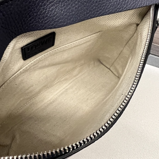 The original order of 20240325 is 760 grain cowhide leather T pouch series handbags. The soft and multifunctional top zippered small bag has a unique T-shaped profile, giving it this unique name. This version is made of grain cowhide leather and decorated