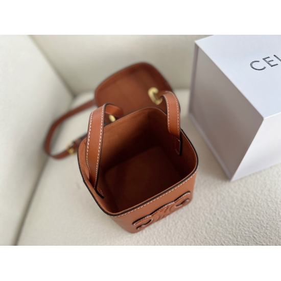 2023.10.30 190 box size: 11 * 11 * 11cmcelline ✔ The small box is really cute! Many people are attracted to it at the 22 runway!