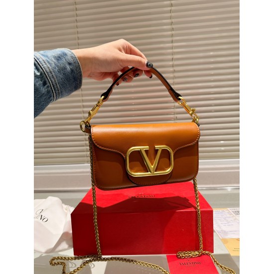 2023.11.10 P195 box size: 20 9cm Valentino new product! Who can refuse Bling Bling bags, small dresses with various flowers in spring and summer~It's completely fine~