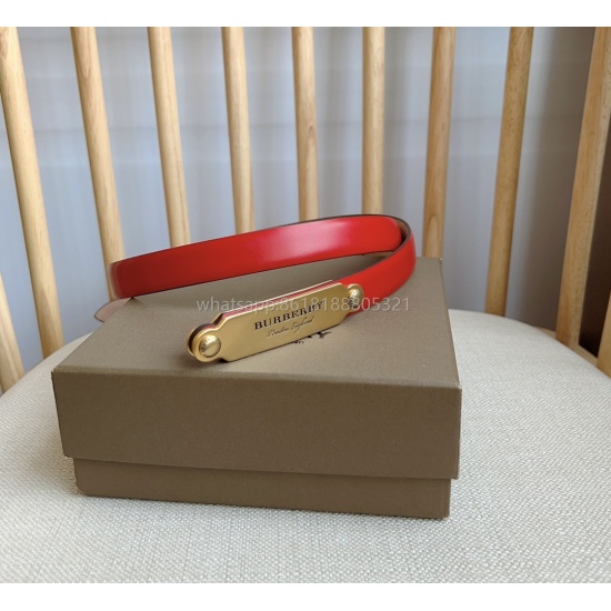 On August 7th, 2023, Burberry counter features the same imported cowhide narrow waistband with a width of 2.0cm. It is a high-quality pure copper female accessory label with a buckle. Women's preferred summer outfit is jeans, casual pants, super beautiful
