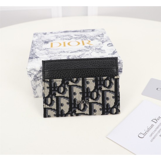 The slender and compact Dior Oblique card holder on the 20231126 P230 makes it easy to carry cards and cash. Fashionable beige and black Dior Oblique patterned jacquard materials are used to create a streamlined structure that can easily fit into various 