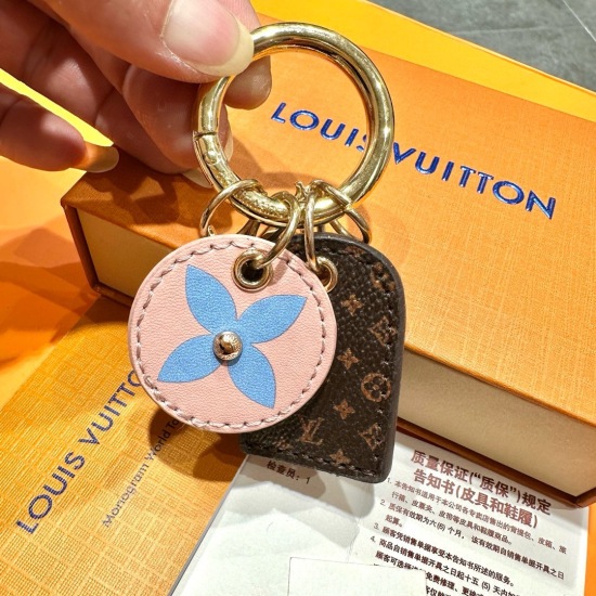 20240401 85 Original Image Packaging LOUIS VUITTON Official Website M65216 LV FACETTES Keychain. This LV Facets keychain and bag decoration features an elegant multi faceted design, with a small Rhinestone engraved with the initials of Louis Vuitton, whic