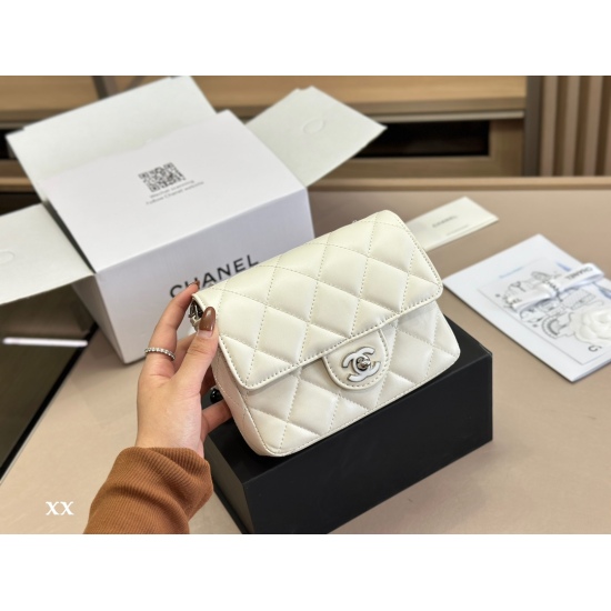 On October 13, 2023, 220 comes with a foldable box and an airplane box size of 17cm. Chanel's new model, Mrs. CF, is so beautiful that a bag in my heart feels like it's mine at first sight! [bared teeth] [bared teeth] [bared teeth]