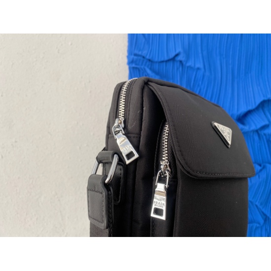On November 6, 2023, P160 Prada Men's Flap Postman Bag Canvas Crossbody Bag Single Shoulder Bag features exquisite inlay craftsmanship, classic and versatile physical photography, original factory fabric, high-end quality delivery, small ticket dust bag 2