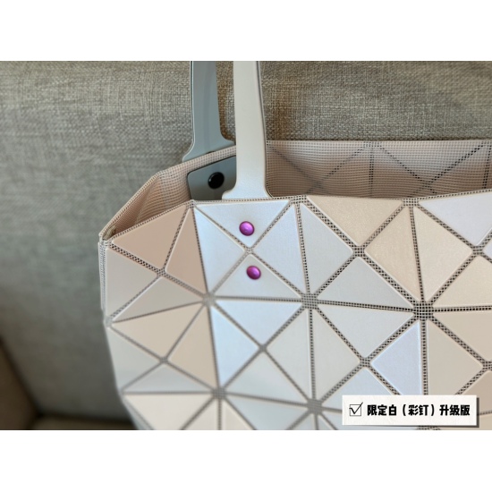 2023.09.03 185 Unpacked Upgrade issey miyake BAOBAO Miyake Shopping Bag: 6x6 size 34x34cm 〰️ Exclusive white giant looks great! Equipped with genuine black and white card and genuine hardware seamless splicing