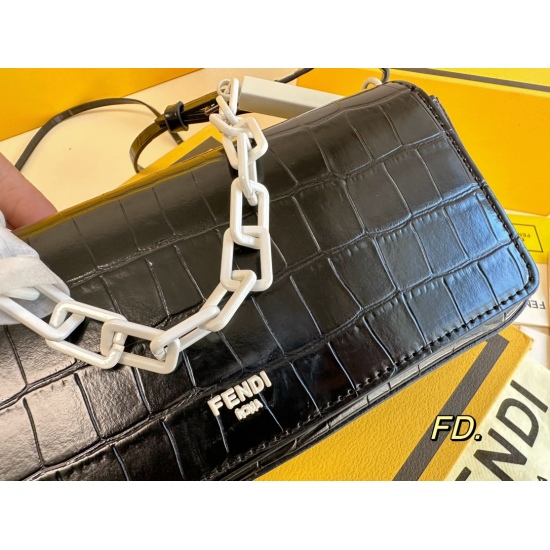 2023.10.26 P215 (Folding Box) size: 2210FENDI New First Sight Handbag Crossbody Bag Decorated with Large F-Pattern Metal Accessories, Equipped with Short Chain Handle, Simple Design~Unique Wearing Method, High Recognition ✅ Can be held or held by hand, si