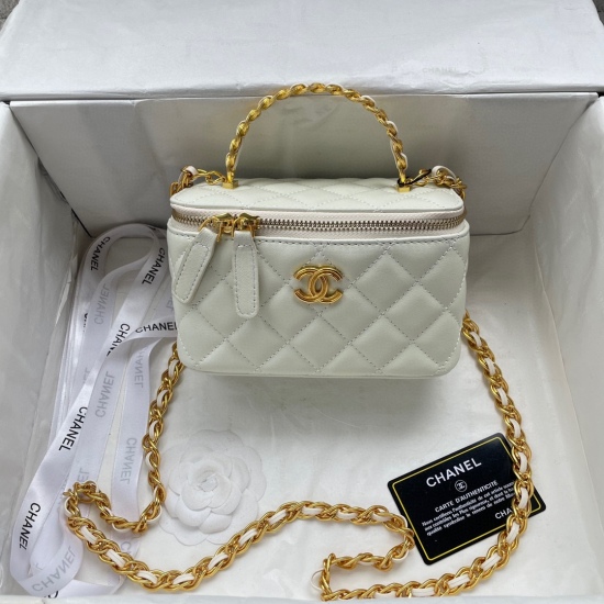 On July 20, 2023, the Chanel23s new handle is in stock in a long box, with a layer of cowhide on the top of the oil wax, and the handle and chain for the makeup bag ⛓️ It's really beautiful, a bit like the feeling of wire drawing industry; The chain has a