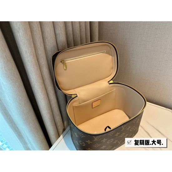 2023.10.1 225 Folding Gift Box Reprint Size: 24 * 17cm 〰️ May Day travel! Super convenient! All cosmetics are packed together... L Home Nice Makeup Bag paired with two shoulder straps, one wide and one thin... Search for Lv Makeup Bag