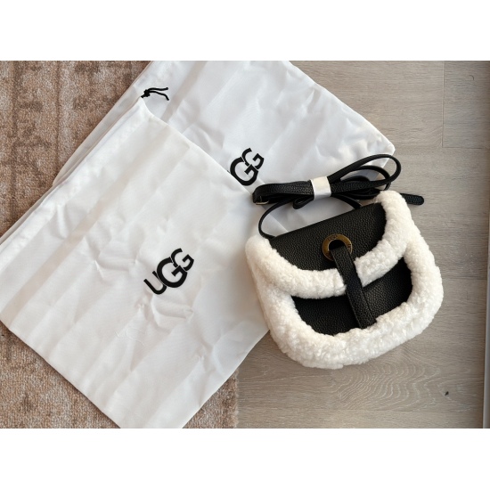 2023.10.03 170 box size: 20 * 16cm UGG lamb hair saddle bag! Capturing a cute little one... To blow this bag out, it really grows in my teenage heart!