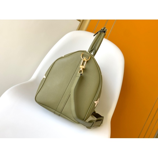 20231126 p740M46670 black M46671 green This Keepall Bandoulire 45 is made of Monogram Imprente embossed leather, presenting a light and elegant color scheme of large Monogram flowers and LV letters. The leather side strap, top handle, and detachable shoul
