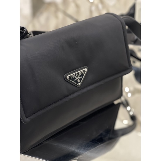 On March 12, 2024, P640 small account [top-level original order] ✨✨ The concept of mixing and matching nylon shoulder bags runs through Prada's narrative language, interpreting creative designs through unique and interesting combinations of materials, sil