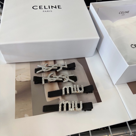 220240401 P 60 comes with a packaging box (pair). The new Miumiu side clip bangs clip is fashionable and elegant, practical and versatile, and the actual product looks even better. It's worth buying!