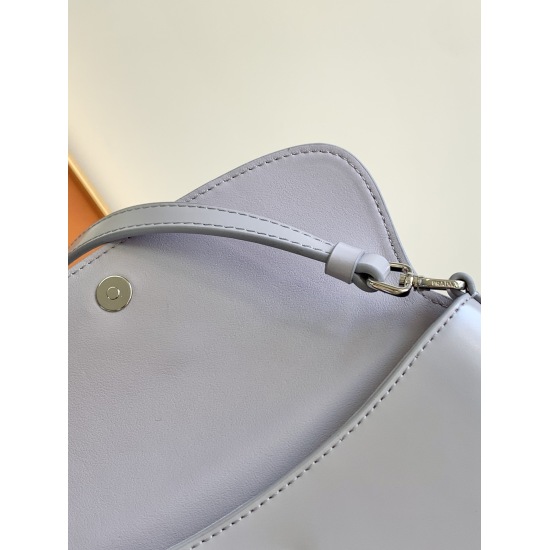 On March 12, 2024, P640 small size {flip purple} exclusive PRADA new vintage underarm bag is coming! This year's popular vintage underarm bag has always been popular. The whole leather is delicate and smooth, and the irregular shape of the bag design is c
