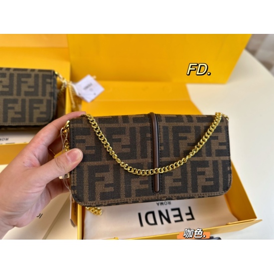 2023.10.26 P195 (Folding Box) size: 2111 FENDI Fendi's new vintage woc chain bag is decorated with metal FENDI words, with a detachable inner bag, eight card slots, and a zipper pocket, super practical! Regardless of height, one can control any height ‼️