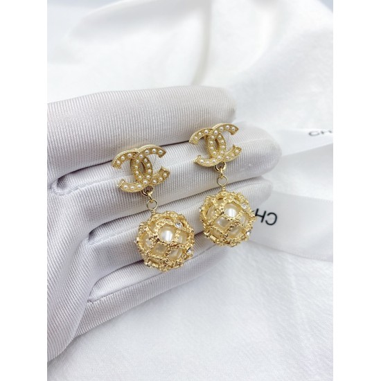 20240413 p70CH * NEL Hollow Mesh Ball Pearl Earrings zp Quality Enters zg: Pressure Advanced Version Details Determine Quality This design is very exquisite, especially showcasing temperament The mid length design is very decorative Face shape Pairing wit