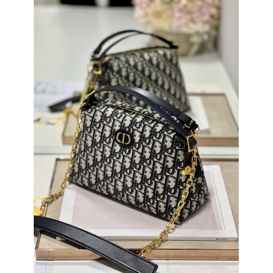 20231126 Large 780 Dior New Product Consort Bag, this fashionable item is meticulously crafted with classic vintage flowers! Decorated with a unique stitching effect and oversized rattan pattern. The space is spacious, the design is flexible, and there is