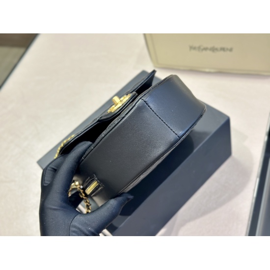 On October 13, 2023, 195 comes with a foldable box size of 18 * 15cm. The Chanel Love Baoxiaoxiang series is really amazing and exquisite! Compared to the college style design, the capacity is also very good, cute and elegant, and you can definitely enter