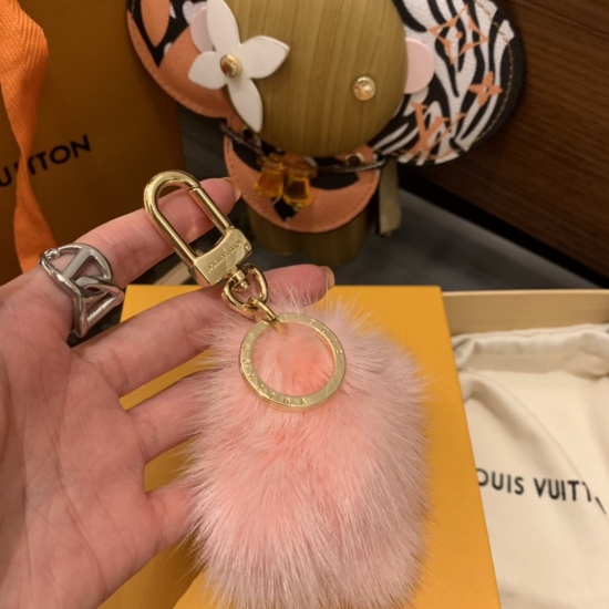 20240401 85- New Plush Ball Mirror Keychain Pendant Luxury and High end Self use Gifts are the First Choice M69001 Bag Decoration and Keychain Iconic Logo Letter Centered Mink Hair and Monogram Transparent Flower Letters Integrated Texture and Craftsman's