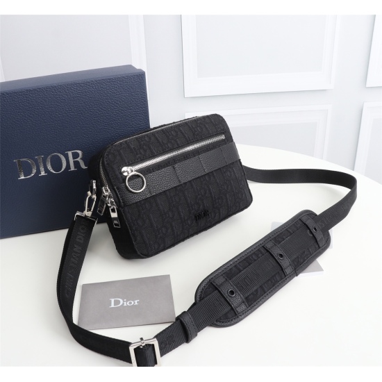 20231126 520 counter genuine products available for sale [Top quality original order] Dior Men's Homme Camera Crossbody Bag Model: 1SFPO101 (denim fabric) Size: 22 * 15 * 5cm Physical photo taken, same as the goods, heavy gold genuine plate making and rep