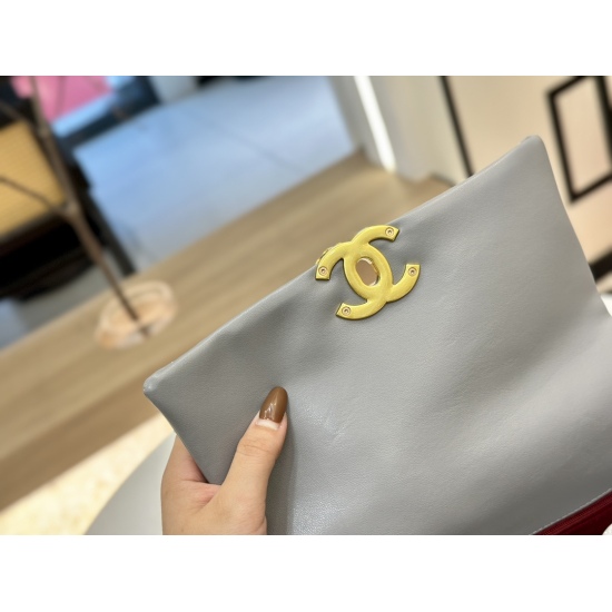 On October 13, 2023, 225 235 (equipped with folding box airplane box) size: 26cm 30cm Chanel 19bag, achieving the best cost-effectiveness. Leather material has been upgraded again with advanced texture