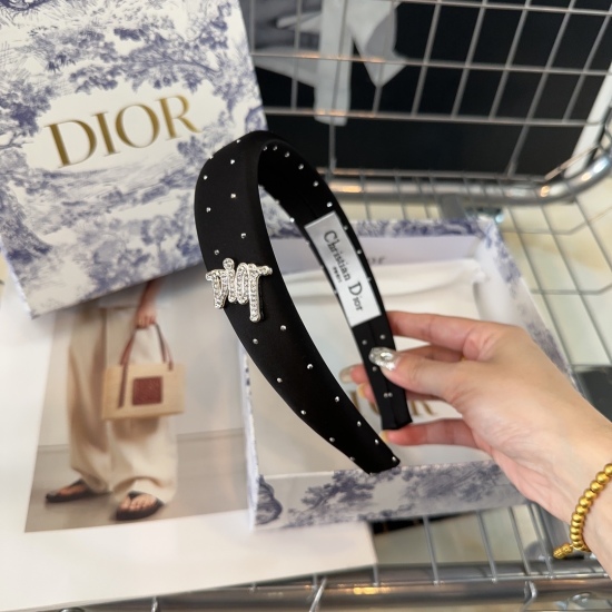 220240401 P55 comes with a packaging box, Dior's new hairband, full sky star series, fashionable and versatile! Simple and practical essential for ladies