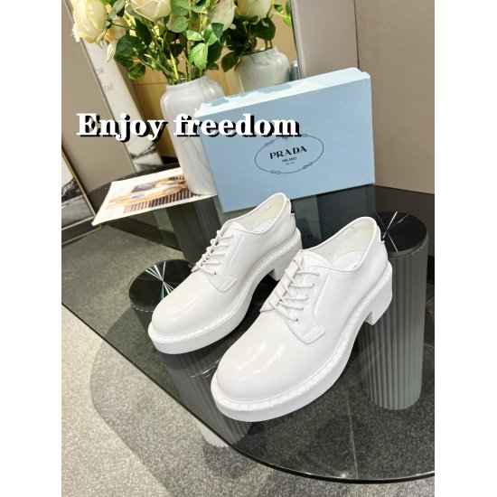 2023.07.07 PRADA Prada Spring/Summer 2022 upgraded version of triangle logo Lefu slippers Compared with last year's old Slip-on shoe, this triangle logo has been changed to silver welt position, and the gear print design is more elegant and fashionable! T