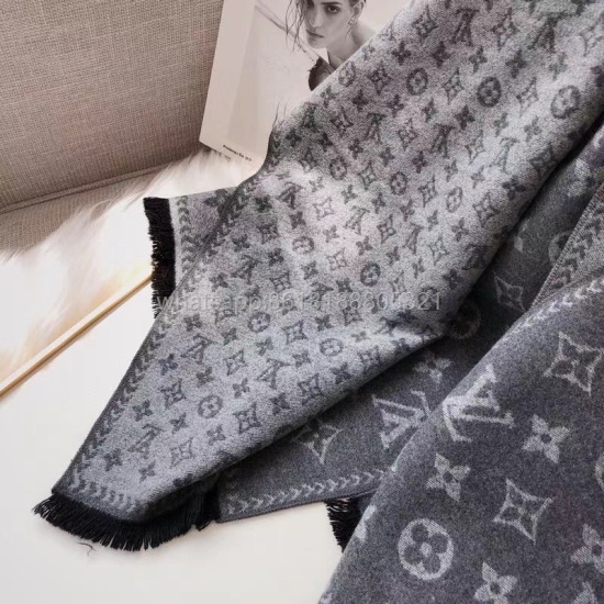 August 8, 2023, European version exclusive sales: The new L family color matching letter border jacquard scarf features a fashionable brand style, exquisite craftsmanship, and a good hand feel. It is highly cost-effective for personal use as a gift. Avail