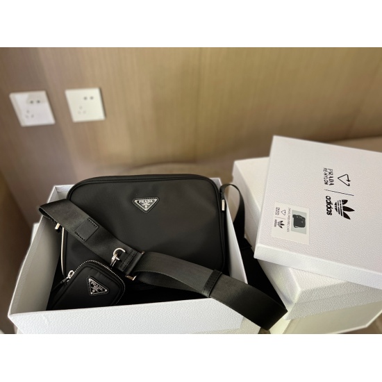 2023.11.06 200 box size: 25 * 17cm Launch PradaxAdidas Co branded Bag with Genuine Fragrance for Boys and Nice Back! The girl's back is super handsome! The small bag on the shoulder strap is super OK to search for prada men's bag
