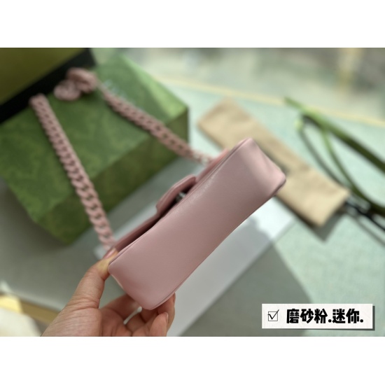 2023.10.03 195 box size: 16.5 * 11cm GGmarmont macaron can be used as a waist pack or as a packaging under the armpit 〰️ It's really hard not to love the 16.5cm cherry blossom powder!