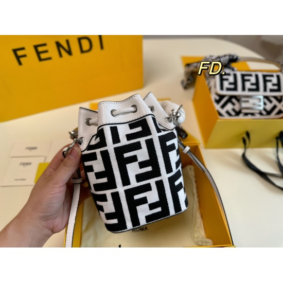 2023.10.26 P215 (Folding Box) size: 1217FENDI Fendi black and white series bucket bag made of white canvas material, decorated with black FF raised pattern embroidery, embellished with white leather - not only fashionable but also practical: Little Fairy 