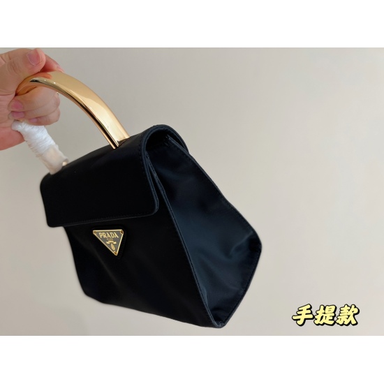 2023.11.06 205 Boxless size: 21 * 18cmprad Medieval Bag Ring Bag is very retro! Very flavorful! ⚠ Only portable! Super beautiful blogger with the same style! Cool and sassy!