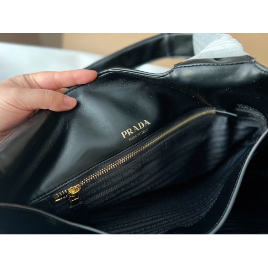 2023.11.06 250 no box size: 39 * 35cm PRADA Linggetote 22 Super Invincible suitable for autumn and winter beauties, all of you have seen it