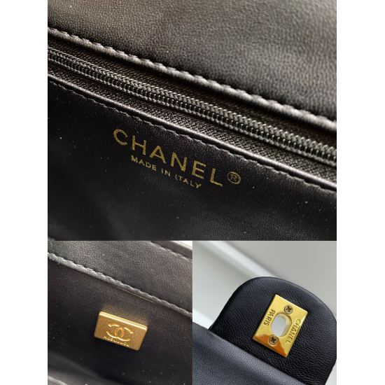 On July 20, 2023, CHANEL's new 23 year handle split leather stock: Sheepskin series: Brushed gold metal chain split leather, classic design: This bag does not give up sheepskin, which is in line with the elegant and intellectual temperament of Chanel Co M
