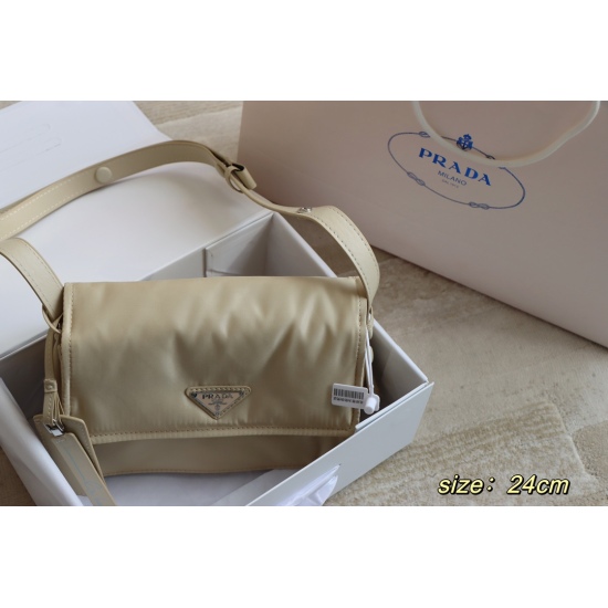 2023.11.06 255 comes with a box (high order version) size: 24 * 18cmprad mini messenger bag - super cute size looks great! Commuting and versatile! Unmatched beauty and sophistication
