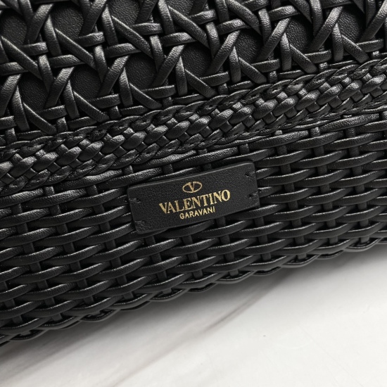 20240316 930 Valentino Spring/Summer 2022 Tote Bag Series~Tote bags are made of natural weaving, pure handmade, and interwoven gaps create a clear and transparent texture, embellished with leather handles, shoulder straps, and gold lock buckles, making th